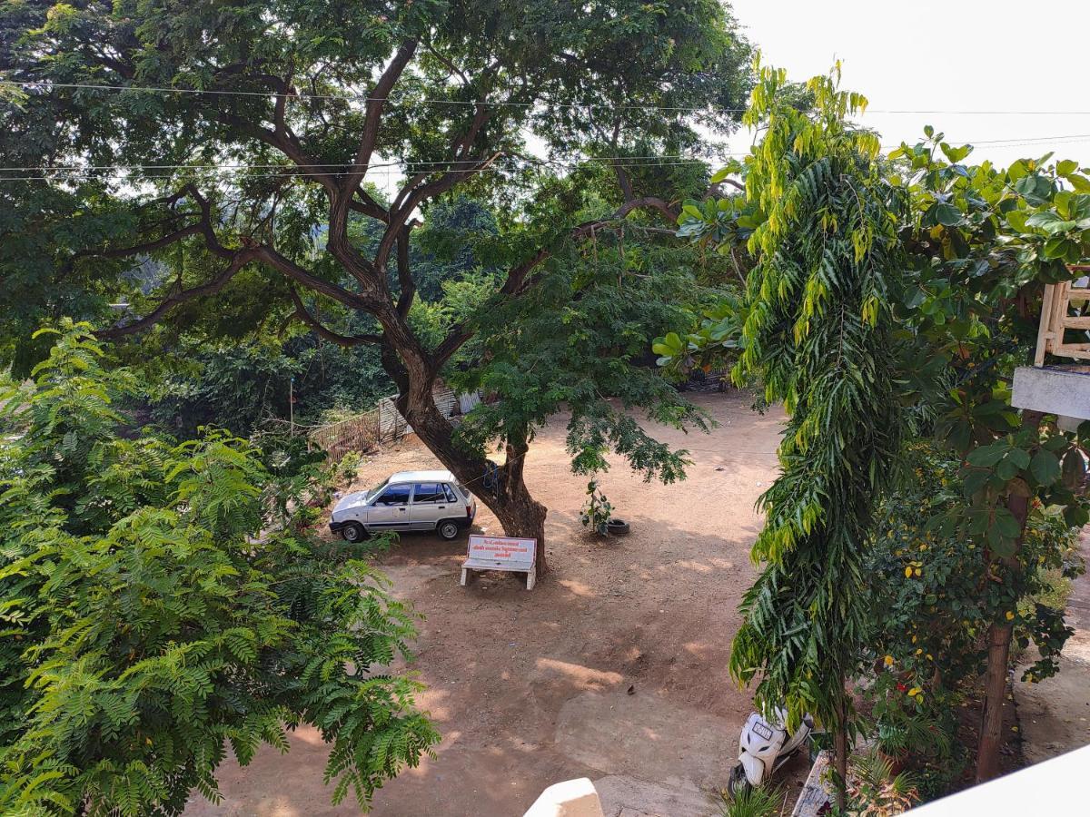 V J Farmstay Garudeshwar Bagian luar foto