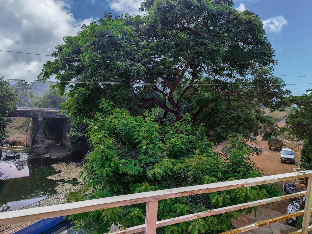 V J Farmstay Garudeshwar Bagian luar foto